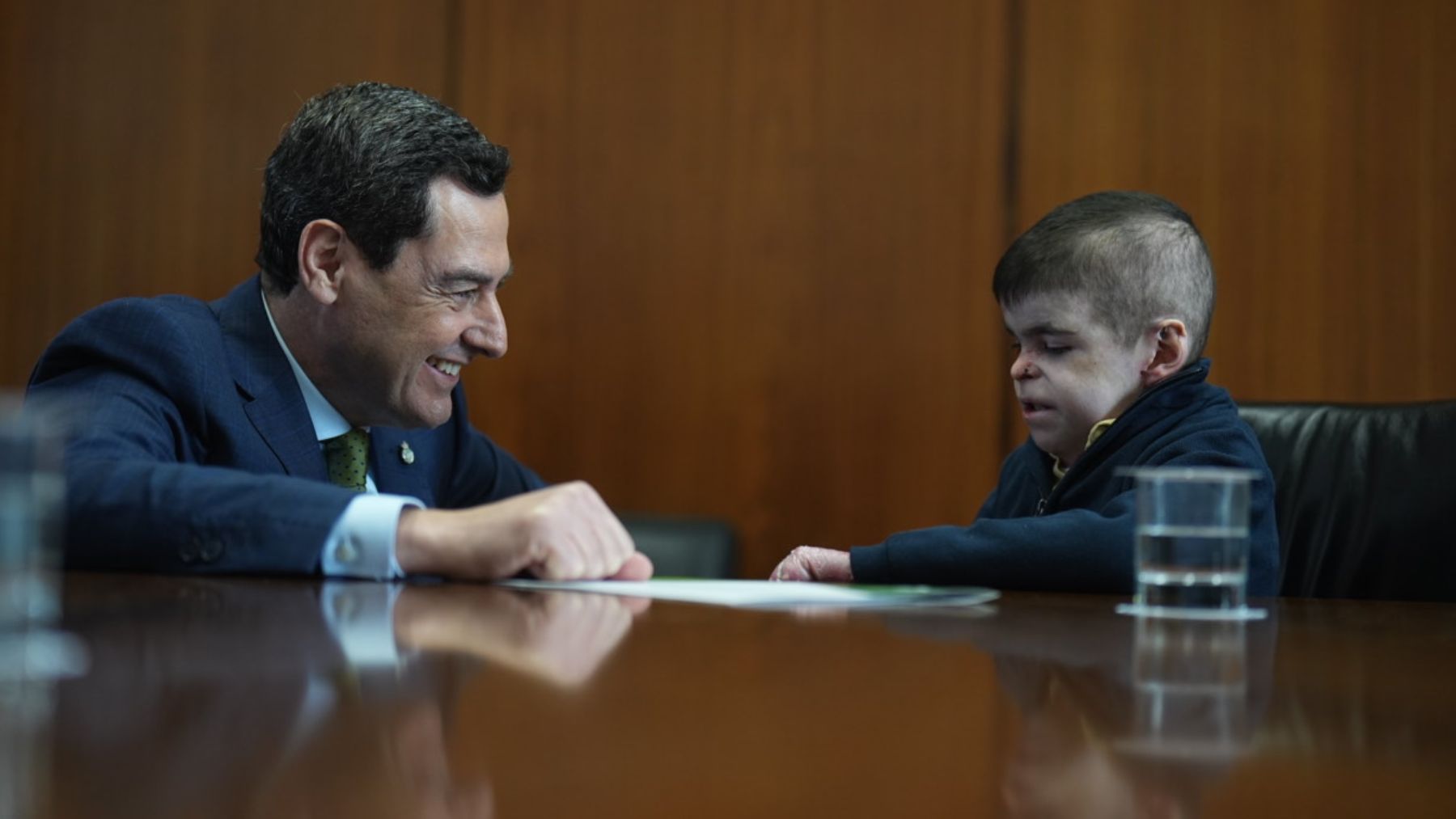 Juanma Moreno reunido con Leo, un niño de 12 años con Piel de Mariposa