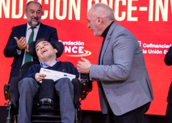 La fundación ONCE concede una beca de investigación a Enrique Ruiz, alumno con discapacidad