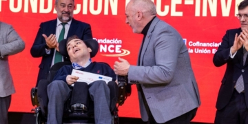 La fundación ONCE concede una beca de investigación a Enrique Ruiz, alumno con discapacidad