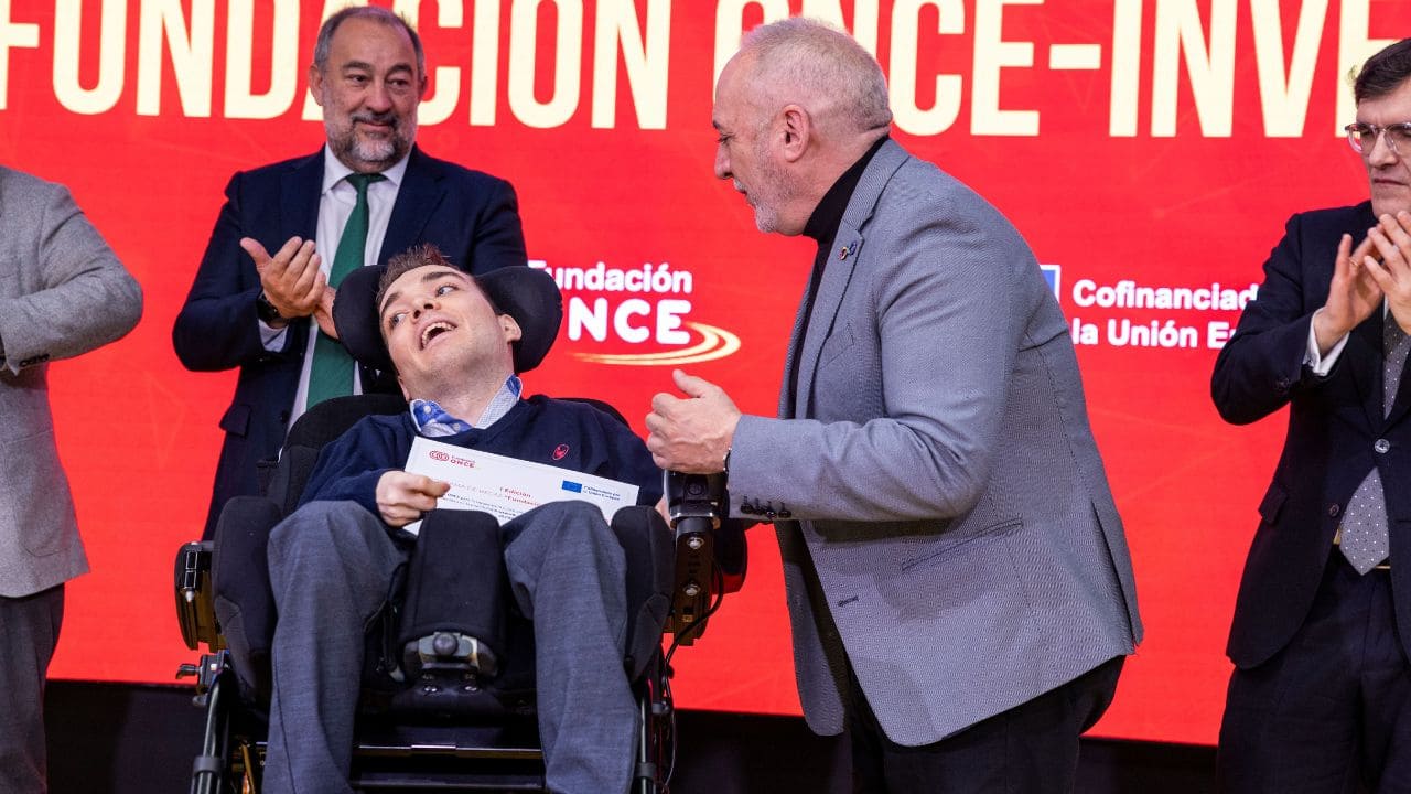 La fundación ONCE concede una beca de investigación a Enrique Ruiz, alumno con discapacidad