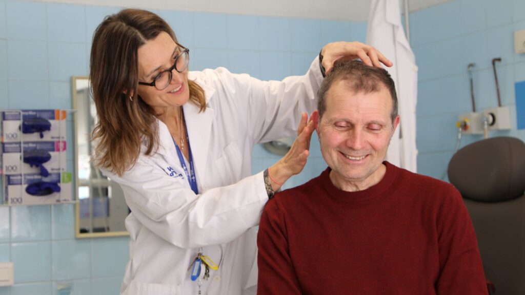 La importancia del implante coclear en la vida de Carlos: "No distinguía la voz de una niña de la de un hombre"