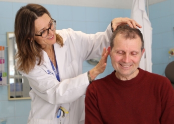 La importancia del implante coclear en la vida de Carlos: "No distinguía la voz de una niña de la de un hombre"