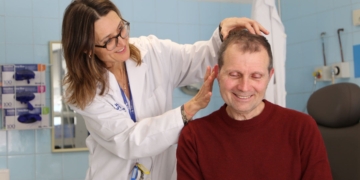 La importancia del implante coclear en la vida de Carlos: "No distinguía la voz de una niña de la de un hombre"