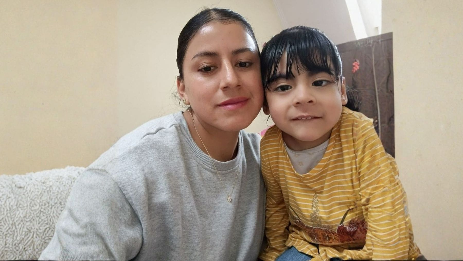 La madre de una niña con parálisis cerebral explica cómo es su rutina: «Su sonrisa dice más que mil palabras»