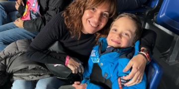 La vida de Leo, un pequeño de 10 años con parálisis cerebral: aprendizaje, aceptación y sonrisas