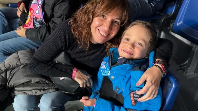 La vida de Leo, un pequeño de 10 años con parálisis cerebral: aprendizaje, aceptación y sonrisas