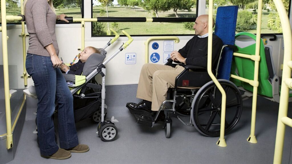 Las personas con discapacidad, con prioridad en el espacio reservado en autobuses respecto a carritos de bebé