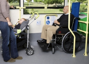 Las personas con discapacidad, con prioridad en el espacio reservado en autobuses respecto a carritos de bebé