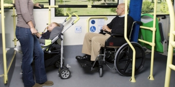 Las personas con discapacidad, con prioridad en el espacio reservado en autobuses respecto a carritos de bebé