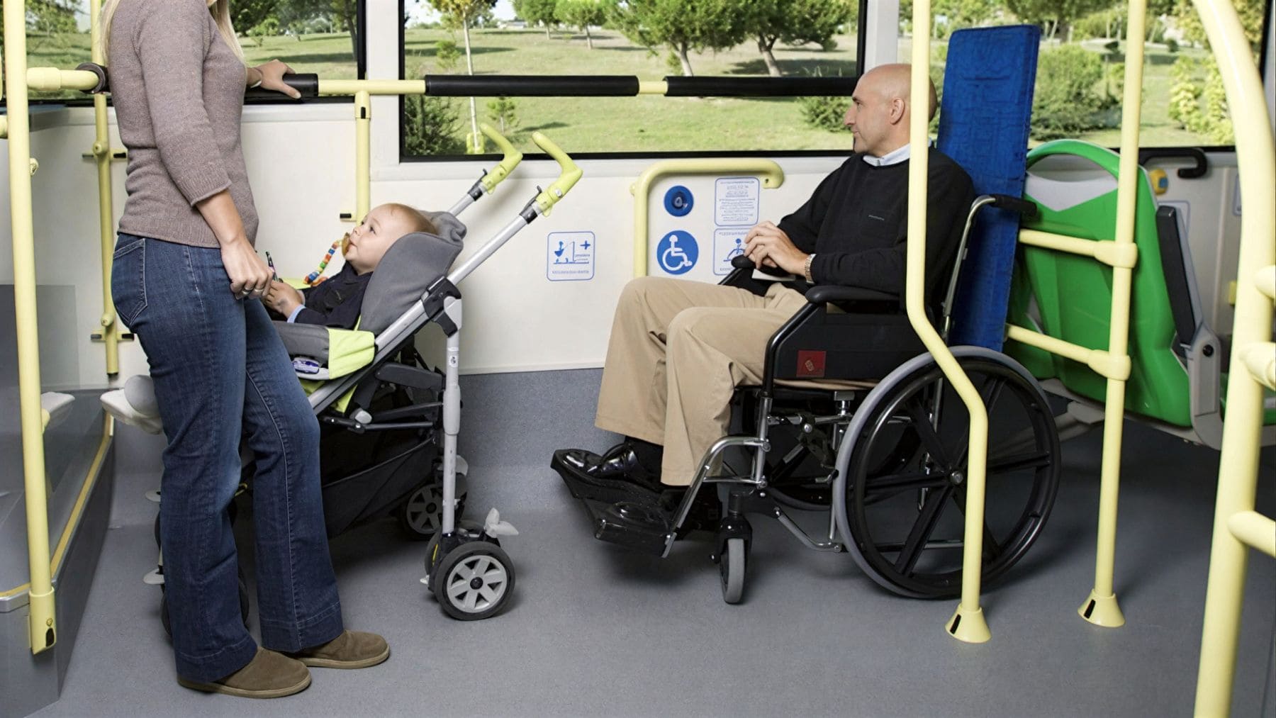 Las personas con discapacidad, con prioridad en el espacio reservado en autobuses respecto a carritos de bebé