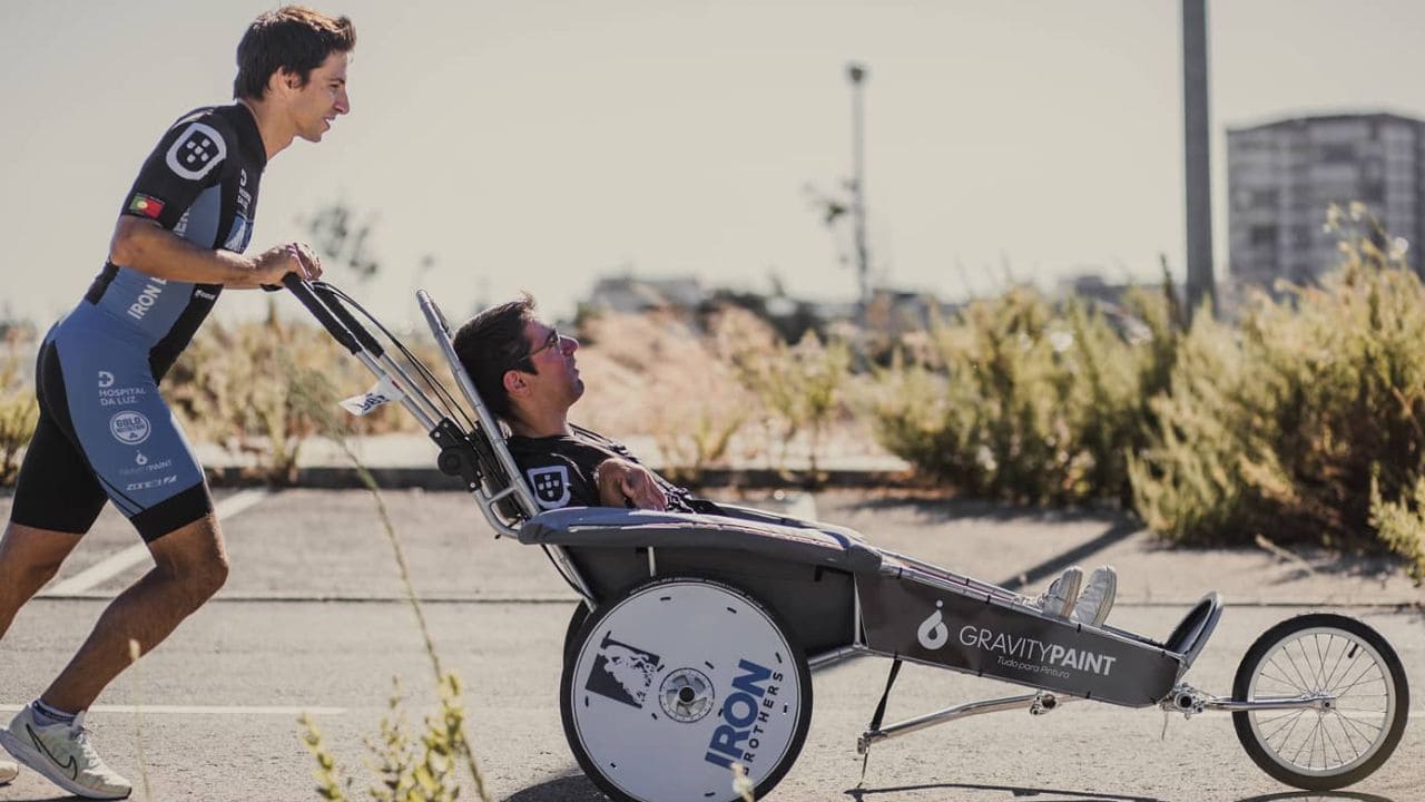 Un joven con parálisis cerebral completa un Ironman gracias a la ayuda de su hermano