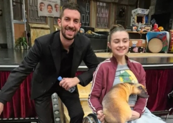 Marta, una joven con Ataxia de Freidreich, exige investigación para las enfermedades raras en 'La Revuelta'