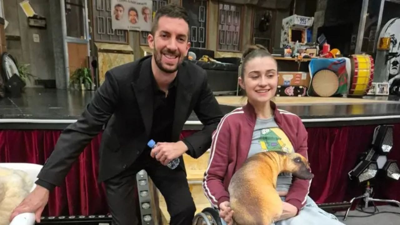 Marta, una joven con Ataxia de Freidreich, exige investigación para las enfermedades raras en 'La Revuelta'