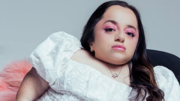 Melania Celeste, modelo en silla de ruedas que denuncia la infantilización de la discapacidad