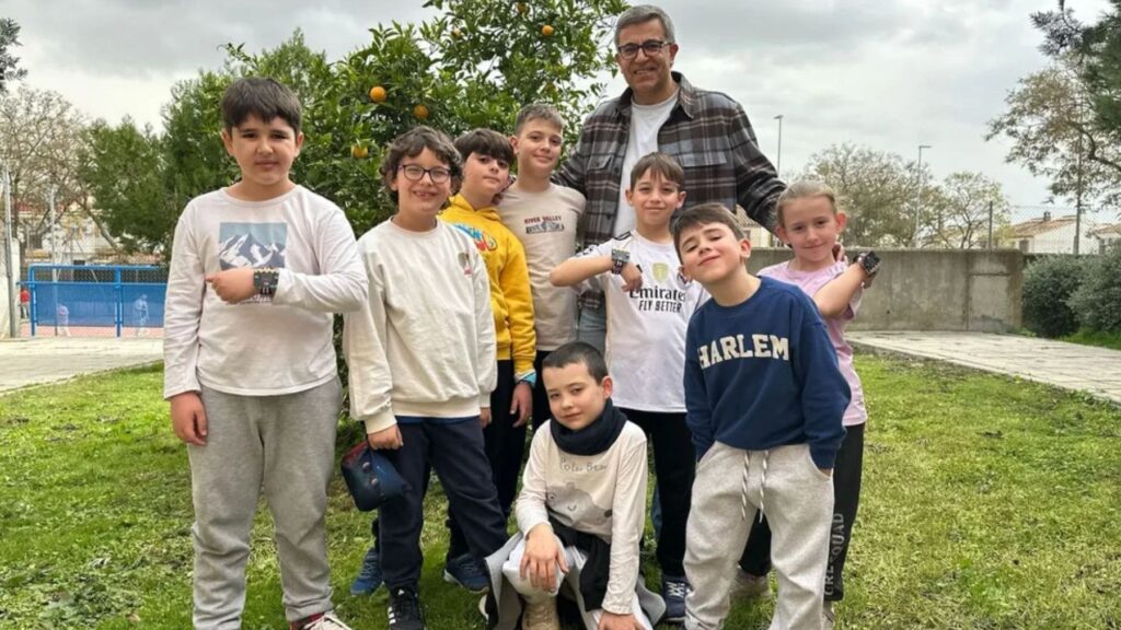 Alumnos de Jerez crean una pulsera inteligente para que niños sordos pueda jugar al fútbol en el recreo