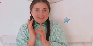 Nora, niña que enseña Lengua de Signos