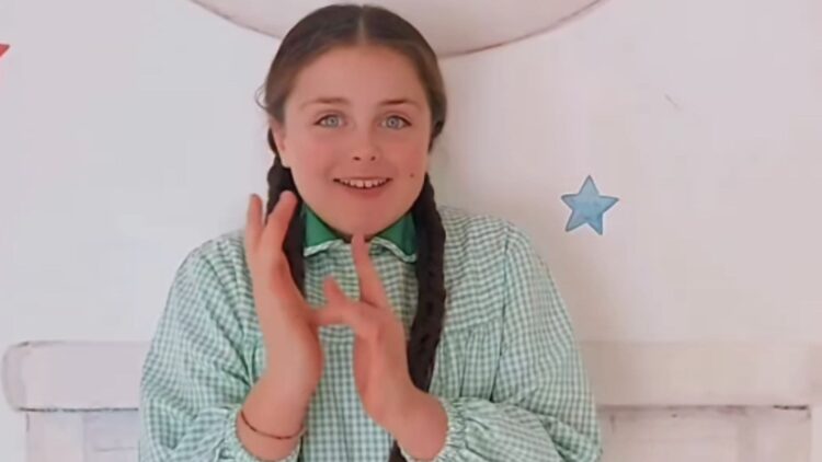 Nora, niña que enseña Lengua de Signos