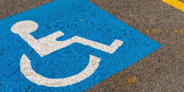 Denuncian a una mujer de 75 años por utilizar una tarjeta de aparcamiento PMR de una persona fallecida