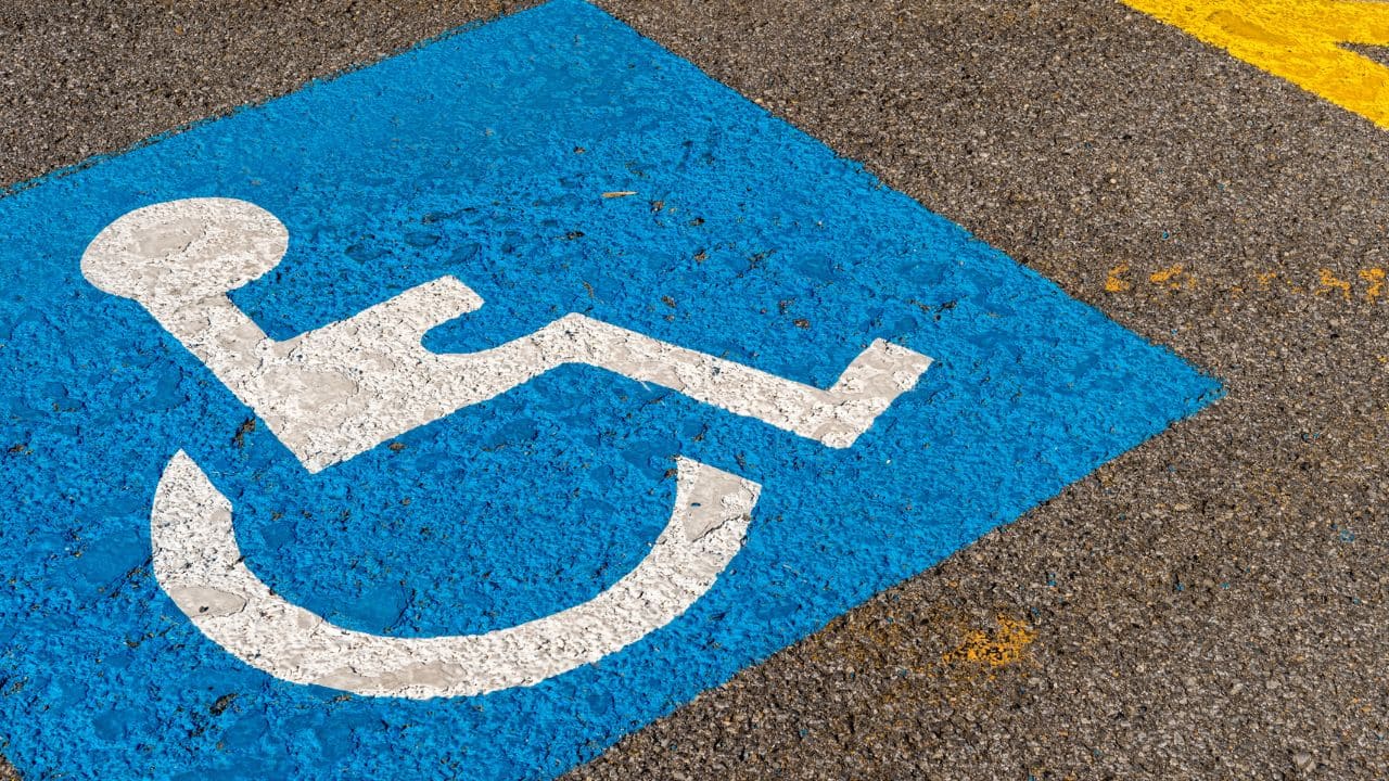 Denuncian a una mujer de 75 años por utilizar una tarjeta de aparcamiento PMR de una persona fallecida