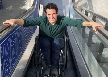 El truco de Pablo Tovar para subir por las escaleras mecánicas estando en silla de ruedas