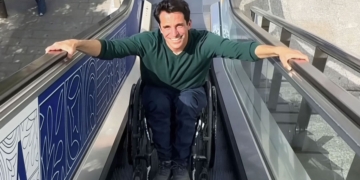 El truco de Pablo Tovar para subir por las escaleras mecánicas estando en silla de ruedas