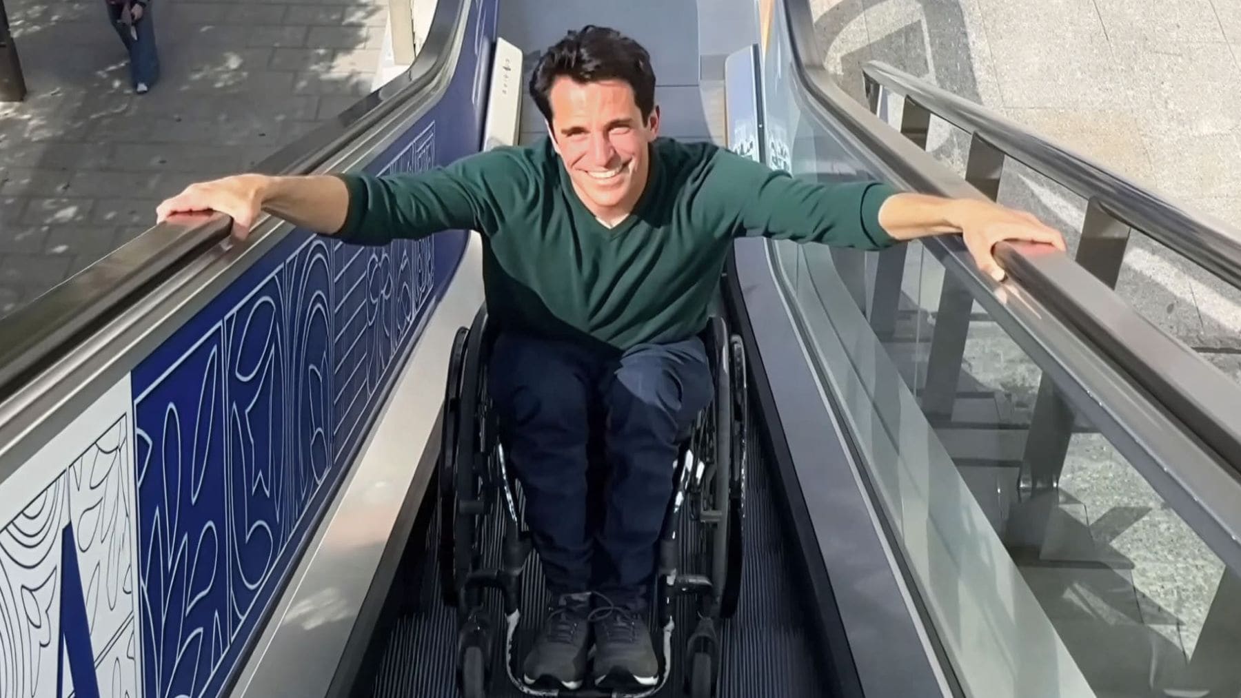 El truco de Pablo Tovar para subir por las escaleras mecánicas estando en silla de ruedas