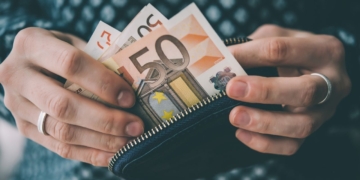 Persona cobrando una pensión no contributiva en 2026