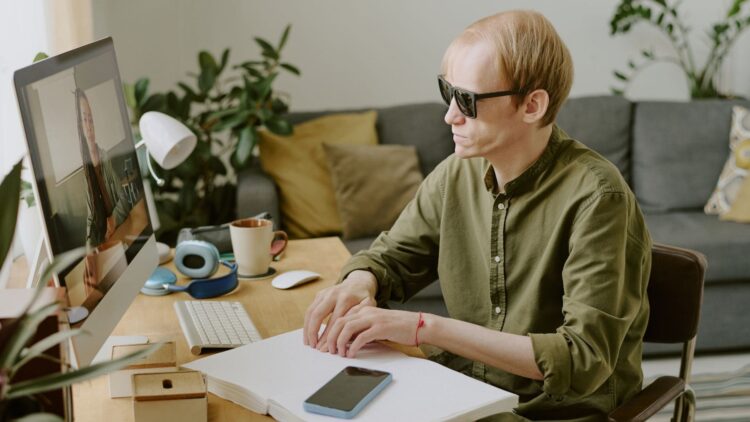 Recomendaciones de la ONCE para trabajar con compañeros que tengan discapacidad visual