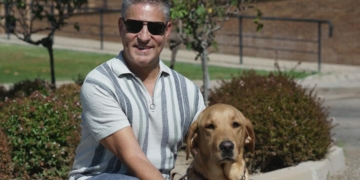 Serafín Zubiri, cantante con discapacidad visual, denuncia a un local por negarle la entrada con su perro guía