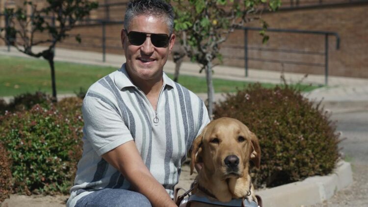 Serafín Zubiri, cantante con discapacidad visual, denuncia a un local por negarle la entrada con su perro guía