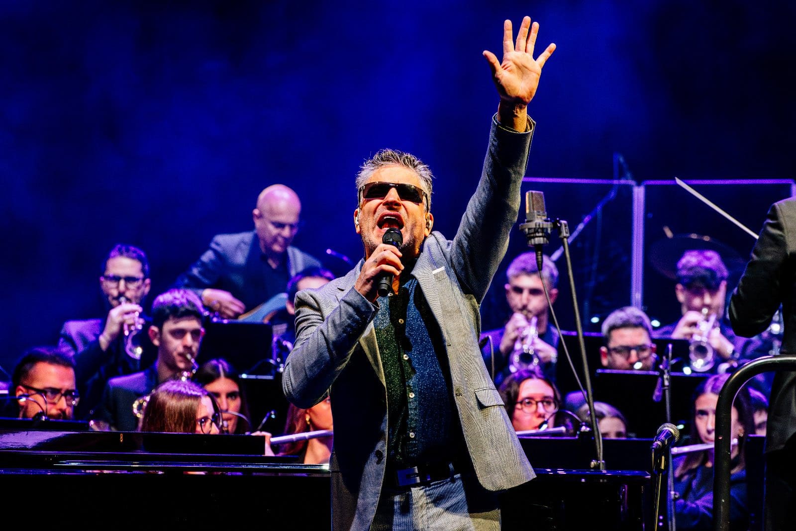 Serafín Zubiri, cantante con discapacidad visual, denuncia a un local por negarle la entrada con su perro guía