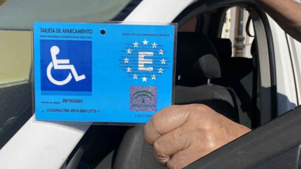 Lo confirma el BOE: ¿Te pueden multar por aparcar con la tarjeta de movilidad reducida caducada? Esto dice la ley
