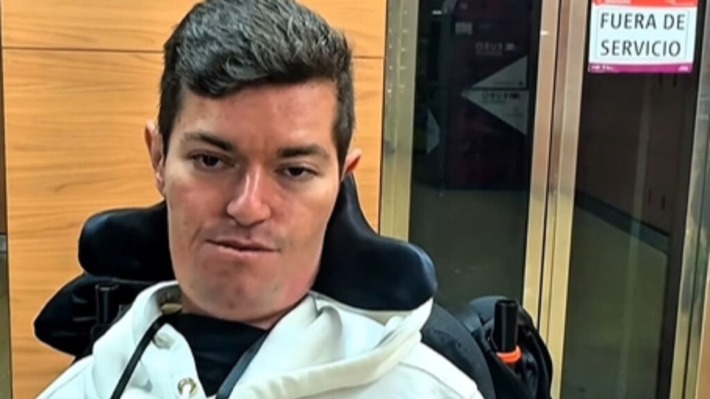Un joven con discapacidad, obligado a estar "una hora atrapado" en el Metro por un ascensor roto