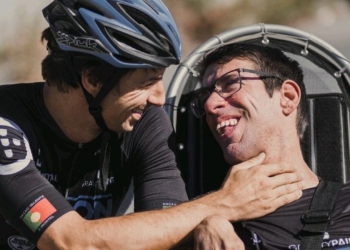 Un joven con parálisis cerebral completa un Ironman gracias a la ayuda de su hermano