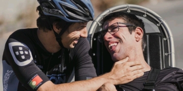 Un joven con parálisis cerebral completa un Ironman gracias a la ayuda de su hermano