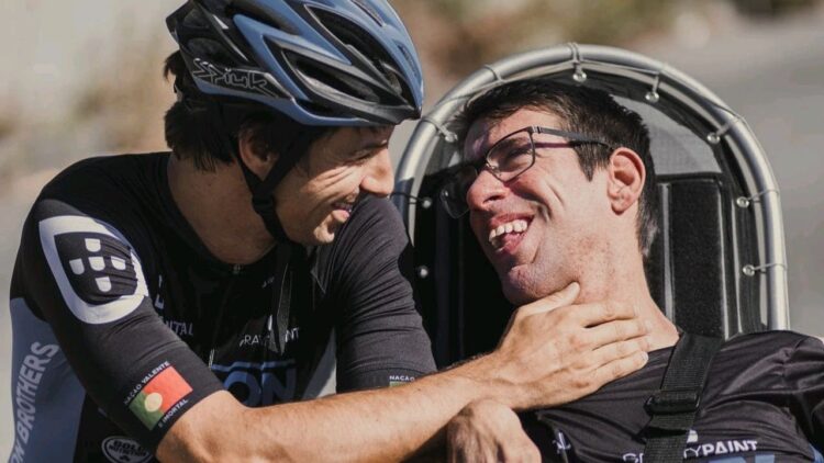 Un joven con parálisis cerebral completa un Ironman gracias a la ayuda de su hermano