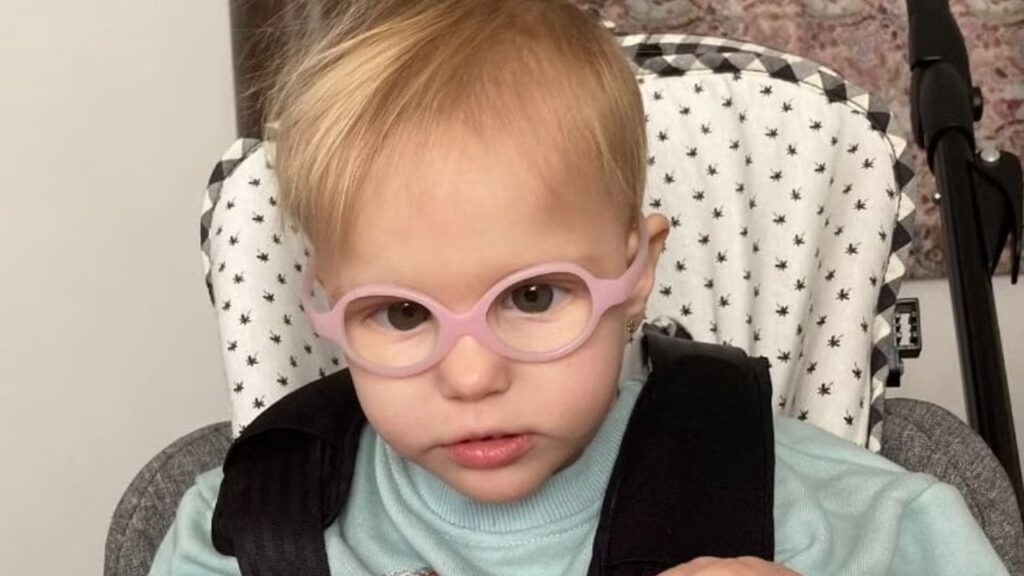 Victoria, una pequeña que convive con una "enfermedad genética ultra rara" desde los 11 meses