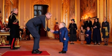 Warwick Davis, actor con enanismo y protagonista de 'Harry Potter', recibe la Orden del Imperio Británico