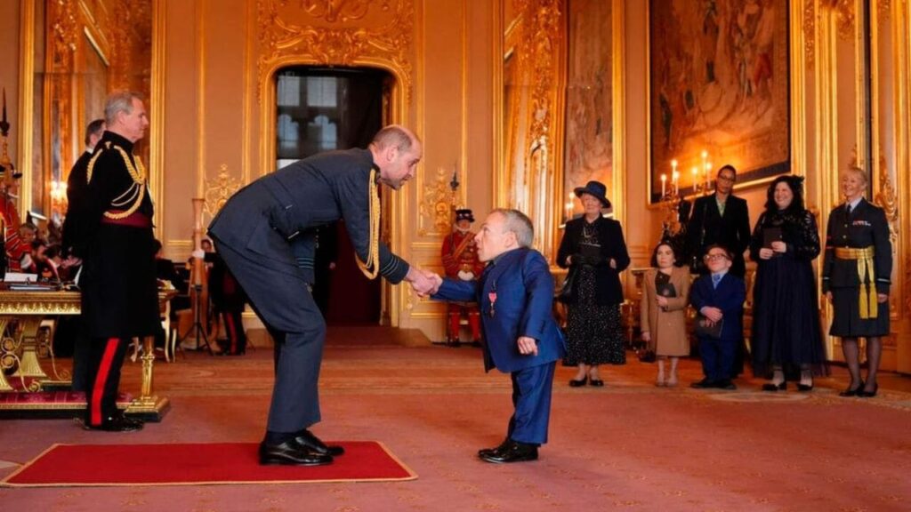 Warwick Davis, actor con displasia espondiloepifisaria congénita y protagonista de ‘Harry Potter’, recibe la Orden del Imperio Británico
