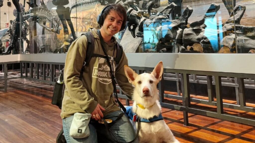 La opinión de Álex, con autismo, sobre la ropa: «No veo lógica de que haya una vestimenta para cada situación»