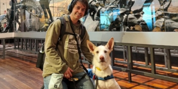 Álex, joven con autismo, junto a su perro de asistencia