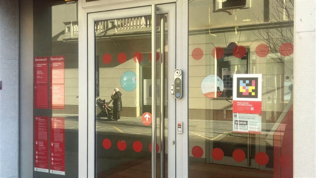 Banco Santander incorpora la tecnología Navilens para promover la autonomía de personas con discapacidad visual