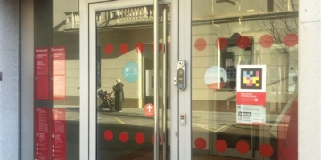 Banco Santander incorpora la tecnología Navilens para promover la autonomía de personas con discapacidad visual
