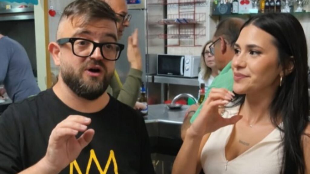 Cocituber en un bar con clientes y camareros sordos