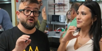 Cocituber en un bar con clientes y camareros sordos