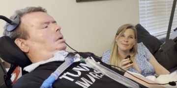 Brad Smith, paciente con ELA, durante una entrevista