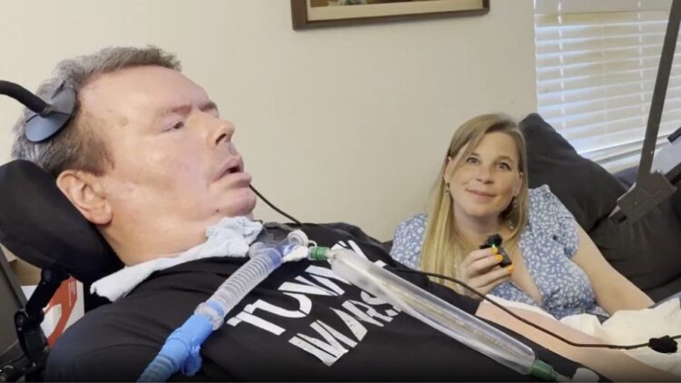 Un enfermo de ELA recupera su "propia voz" gracias a Neuralink de Elon Musk Brad Smith, paciente con ELA, durante una entrevista