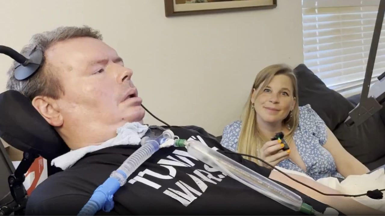 Brad Smith, paciente con ELA, durante una entrevista
