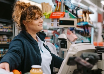 Cajera logra una incapacidad permanente absoluta por patologías físicas