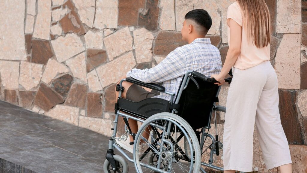 Claves para acompañar a una persona con discapacidad sin invadir su espacio